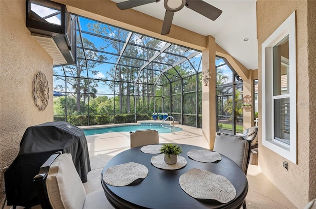 11716 Strandhill Ct, Lakewood Ranch, FL 34202 - sunroom with outdoor dining space, a swimming pool, and ceiling fan