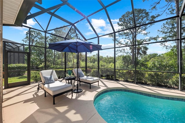 11716 Strandhill Ct, Lakewood Ranch, FL 34202 - pool with a wooded view, a lanai, and a patio area