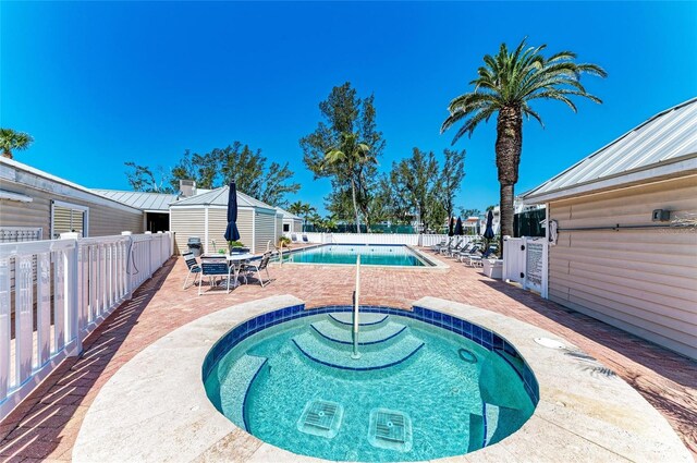 5055 Gulf Of Mexico Dr Unit 422, Longboat Key, FL 34228 - pool with a patio area, a fenced backyard, and a hot tub