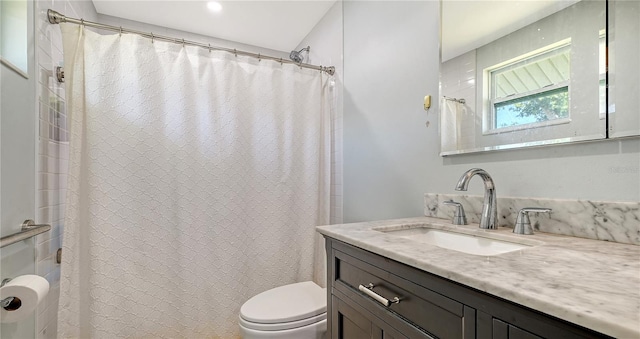 full bathroom featuring toilet, curtained shower, and vanity