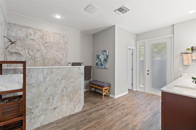 welcome area featuring visible vents and a sink