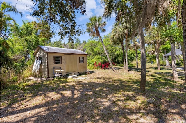 view of yard with an outbuilding