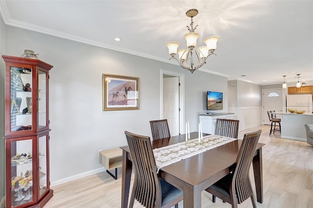 4420 Tecumseh Trl Unit 38, Sarasota, FL 34233 - dining room featuring a chandelier, ornamental molding, recessed lighting, light wood-style floors, and baseboards