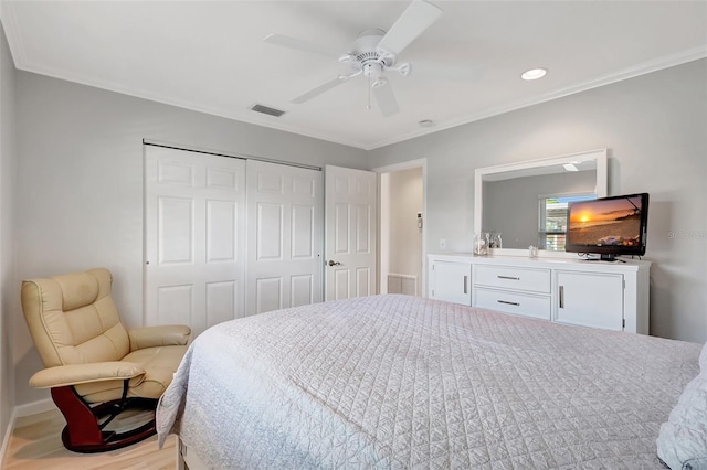 4420 Tecumseh Trl Unit 38, Sarasota, FL 34233 - bedroom featuring a closet, crown molding, a ceiling fan, recessed lighting, and light wood-style flooring