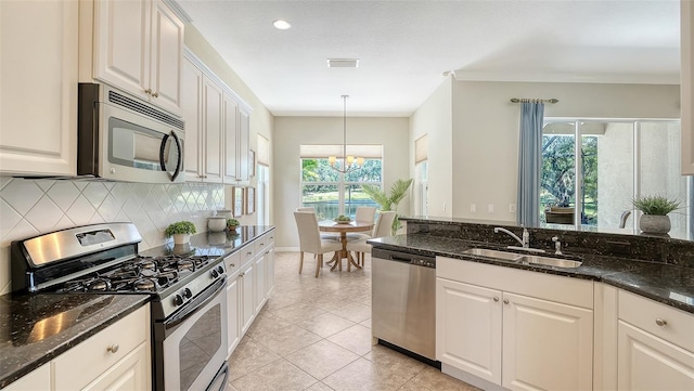 12041 Thornhill Ct, Lakewood Ranch, FL 34202 - kitchen featuring tasteful backsplash, an inviting chandelier, visible vents, stainless steel appliances, and a sink