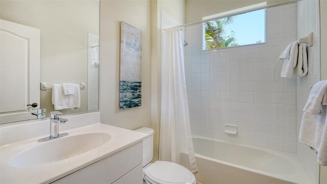 12041 Thornhill Ct, Lakewood Ranch, FL 34202 - full bath featuring shower / bath combo, toilet, and vanity