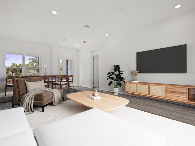 living room with recessed lighting, ornamental molding, baseboards, and wood finished floors