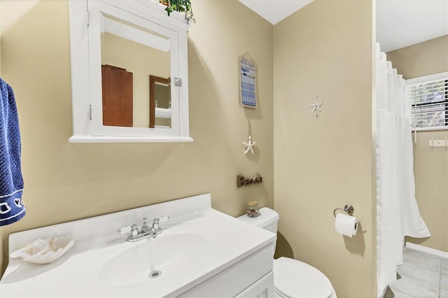 full bath with toilet, a shower with shower curtain, and vanity
