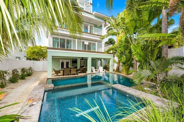 336 Avenida De Mayo, Sarasota, FL 34242 - view of pool featuring a ceiling fan, a fenced backyard, a pool with connected hot tub, and a patio