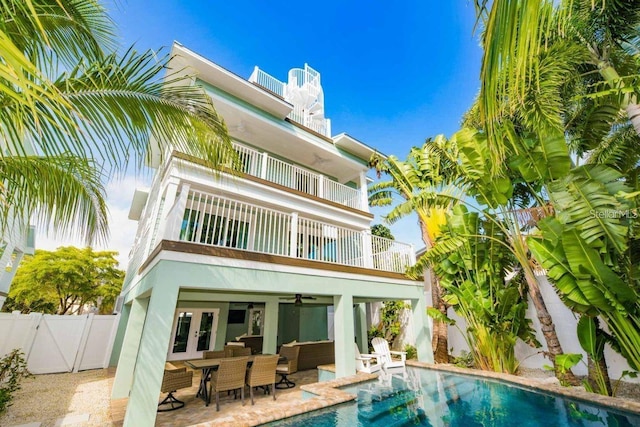336 Avenida De Mayo, Sarasota, FL 34242 - back of house featuring fence, a fenced in pool, a gate, ceiling fan, and a patio area