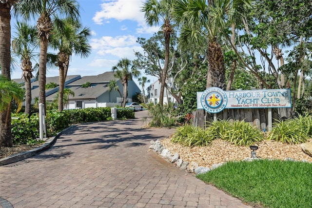 1233 Dockside Pl Unit 207, Sarasota, FL 34242 - surrounding community featuring decorative driveway
