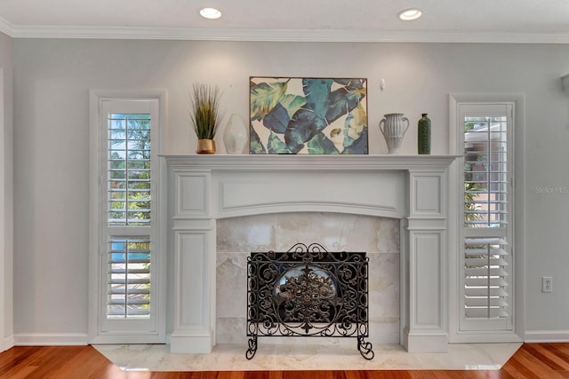 5209 26th Ave W, Bradenton, FL 34209 - detailed view of a tile fireplace, wood finished floors, baseboards, ornamental molding, and recessed lighting