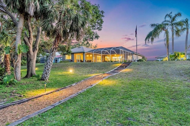 view of yard at dusk