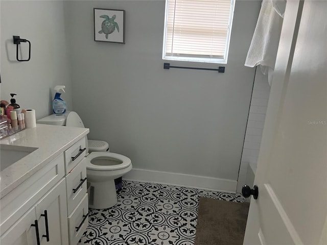 1002 E Ida St, Tampa, FL 33603 - full bath featuring a bathtub, baseboards, toilet, tile patterned floors, and vanity