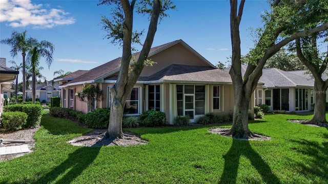 view of front of property featuring a front yard