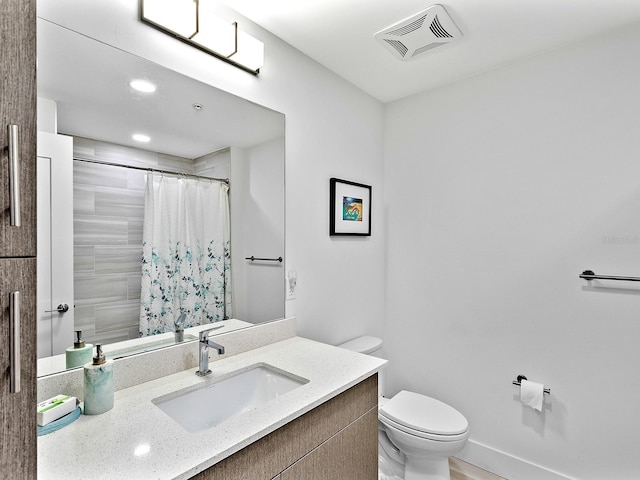 full bathroom with toilet, curtained shower, visible vents, vanity, and recessed lighting