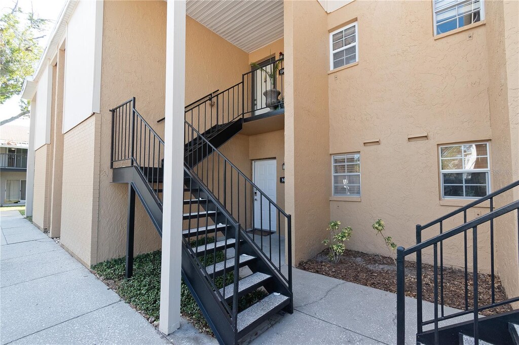 3810 N Oak Dr Unit N61, Tampa, FL 33611 - view of staircase