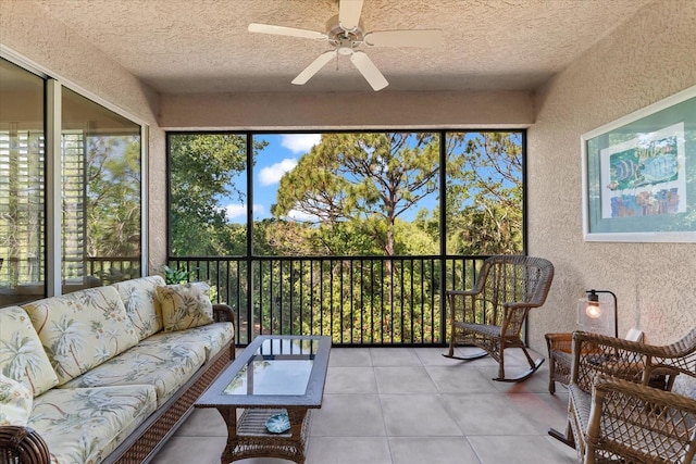 sunroom / solarium featuring outdoor lounge area and a ceiling fan