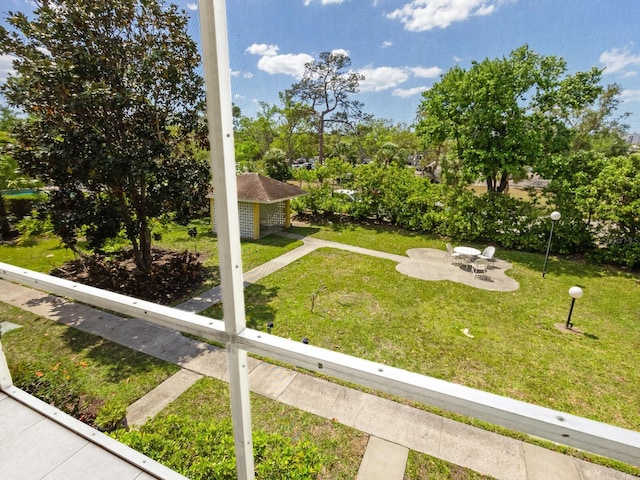 view of yard featuring a patio