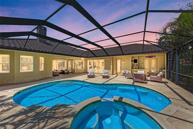 7913 Osprey Hammock Ct, Sarasota, FL 34240 - pool at dusk featuring an outdoor hangout area, a pool with connected hot tub, a patio area, and ceiling fan