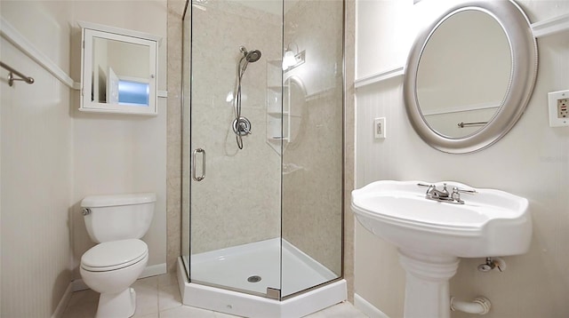 1828 Mova St, Sarasota, FL 34231 - bathroom featuring toilet, a shower stall, baseboards, tile patterned flooring, and a sink