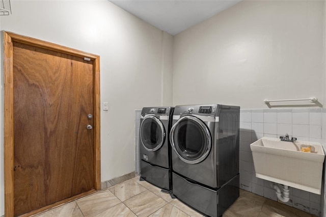 1828 Mova St, Sarasota, FL 34231 - laundry room featuring washer and dryer