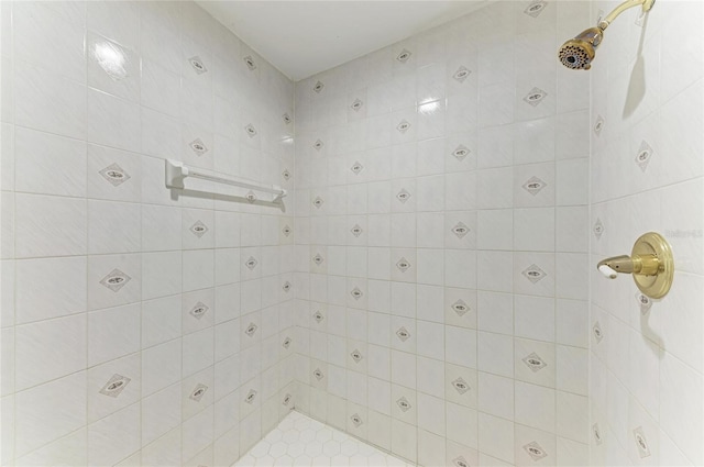 full bathroom featuring a tile shower