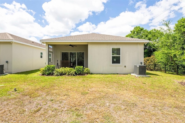 1800 Little Bird Ct, Sarasota, FL 34235 - back of house with a ceiling fan