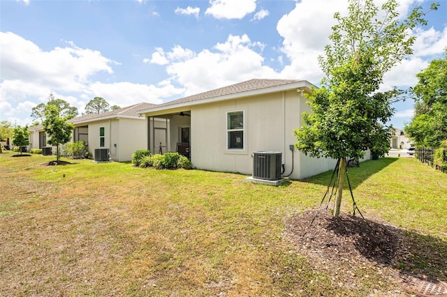 1800 Little Bird Ct, Sarasota, FL 34235 - back of property featuring a lawn and a ceiling fan