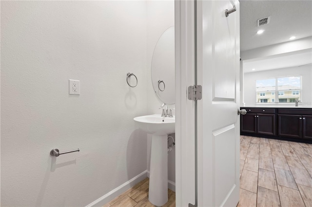 5543 Pleasantview Ct, Bradenton, FL 34211 - bathroom featuring visible vents, wood finished floors, a sink, baseboards, and recessed lighting