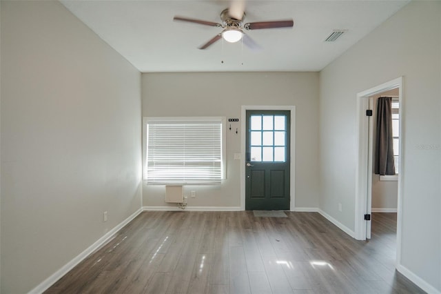 entryway with visible vents, a ceiling fan, and baseboards