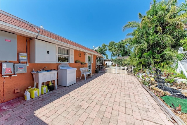 3053 Monica Pkwy, Sarasota, FL 34234 - view of patio with fence