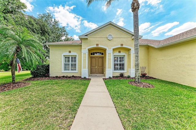 8136 Snowy Egret Pl, Bradenton, FL 34202 - view of front facade featuring stucco siding and a front lawn