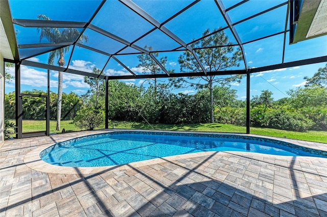 8136 Snowy Egret Pl, Bradenton, FL 34202 - swimming pool featuring a patio area, glass enclosure, and a lawn
