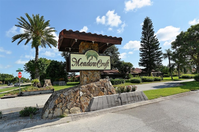 view of community / neighborhood sign