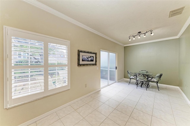 dining space featuring light tile patterned floors, baseboards, ornamental molding, and visible vents