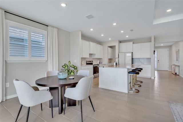 dining space with recessed lighting, visible vents, and baseboards