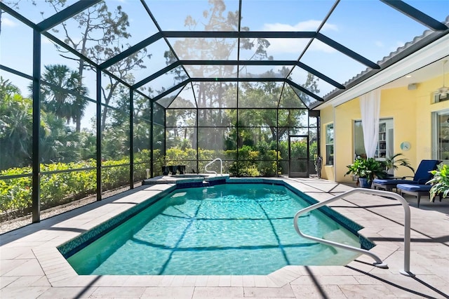 2196 Muskogee Trl, Nokomis, FL 34275 - view of pool featuring a patio area, a pool with connected hot tub, and a lanai