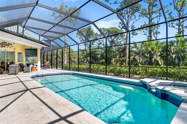 2196 Muskogee Trl, Nokomis, FL 34275 - view of swimming pool featuring a patio, a lanai, and a pool with connected hot tub