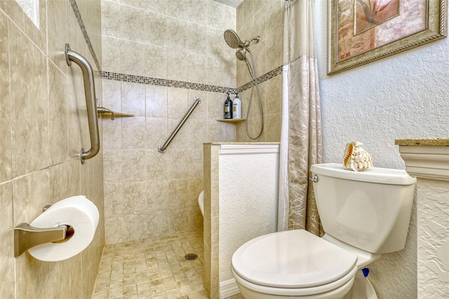 2605 Sunnybrook Dr, Sarasota, FL 34239 - bathroom with toilet, a textured wall, and a tile shower