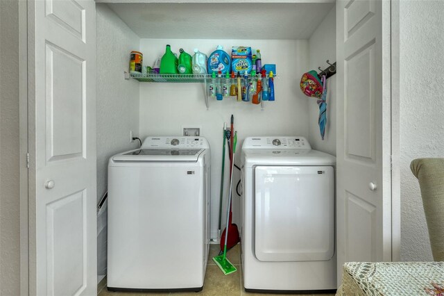 2605 Sunnybrook Dr, Sarasota, FL 34239 - laundry room with washing machine and clothes dryer, laundry area, and a textured wall