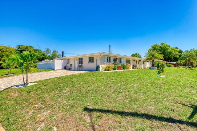 2605 Sunnybrook Dr, Sarasota, FL 34239 - ranch-style home with stucco siding, a front yard, and fence