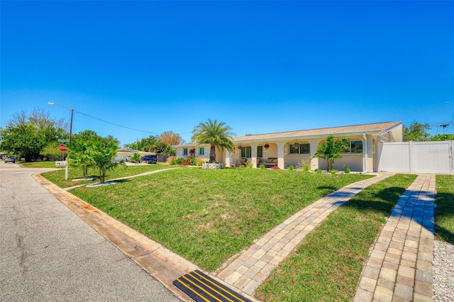 2605 Sunnybrook Dr, Sarasota, FL 34239 - view of front of house with stucco siding, fence, and a front yard
