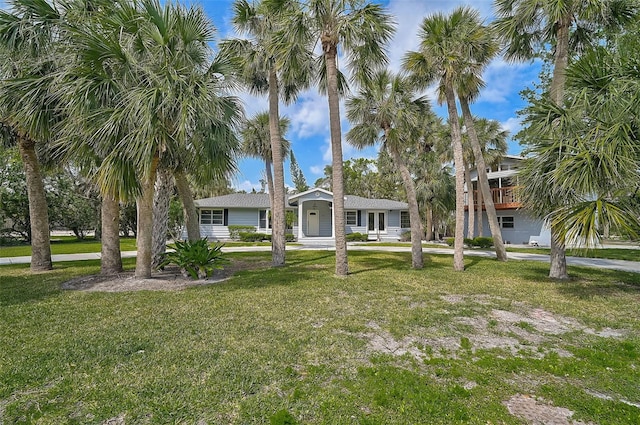 view of front of property featuring a front yard