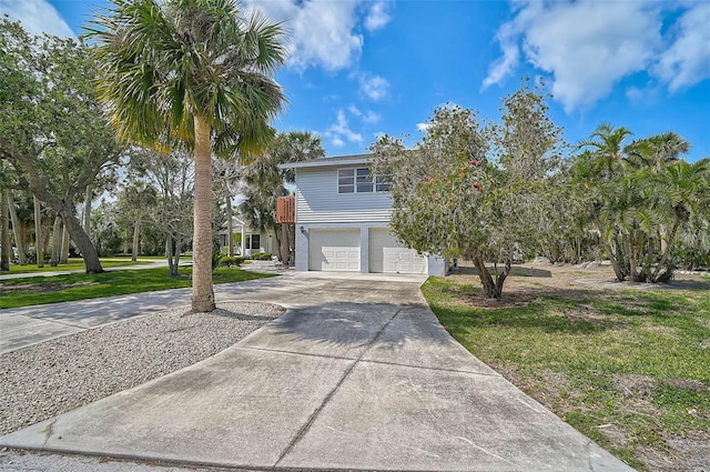 view of front of house featuring an attached garage, driveway, and a front yard