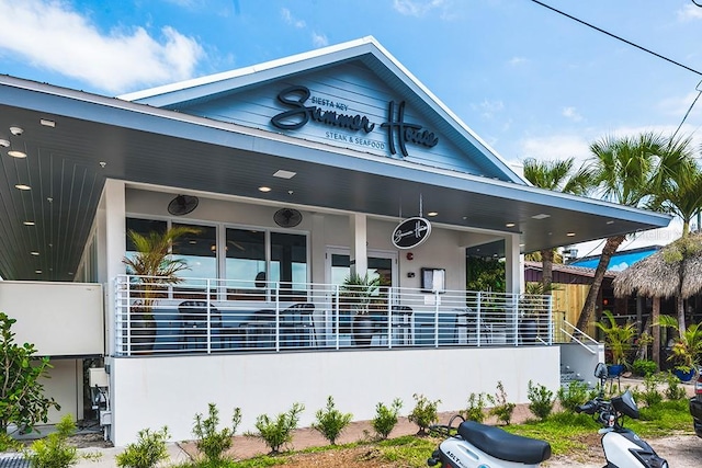 105 Island Cir, Sarasota, FL 34242 - view of front of house with stucco siding