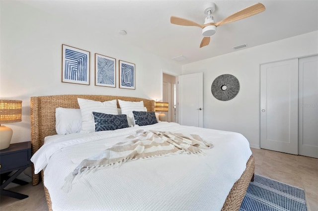 bedroom with visible vents, a ceiling fan, and a closet