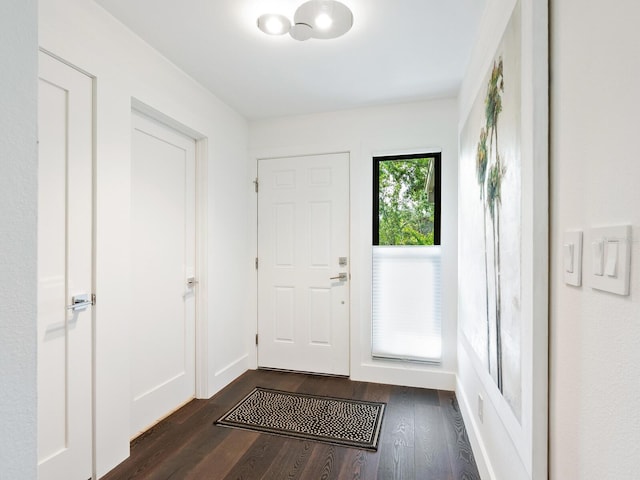 1493 Landings Lake Dr Unit 32, Sarasota, FL 34231 - entryway with dark wood-type flooring and baseboards