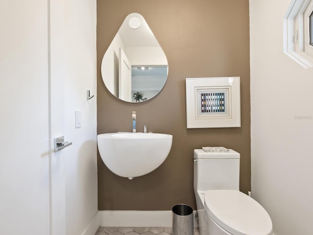 1493 Landings Lake Dr Unit 32, Sarasota, FL 34231 - bathroom with toilet and baseboards