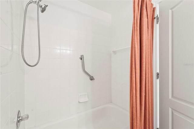 full bath with shower / tub combo with curtain
